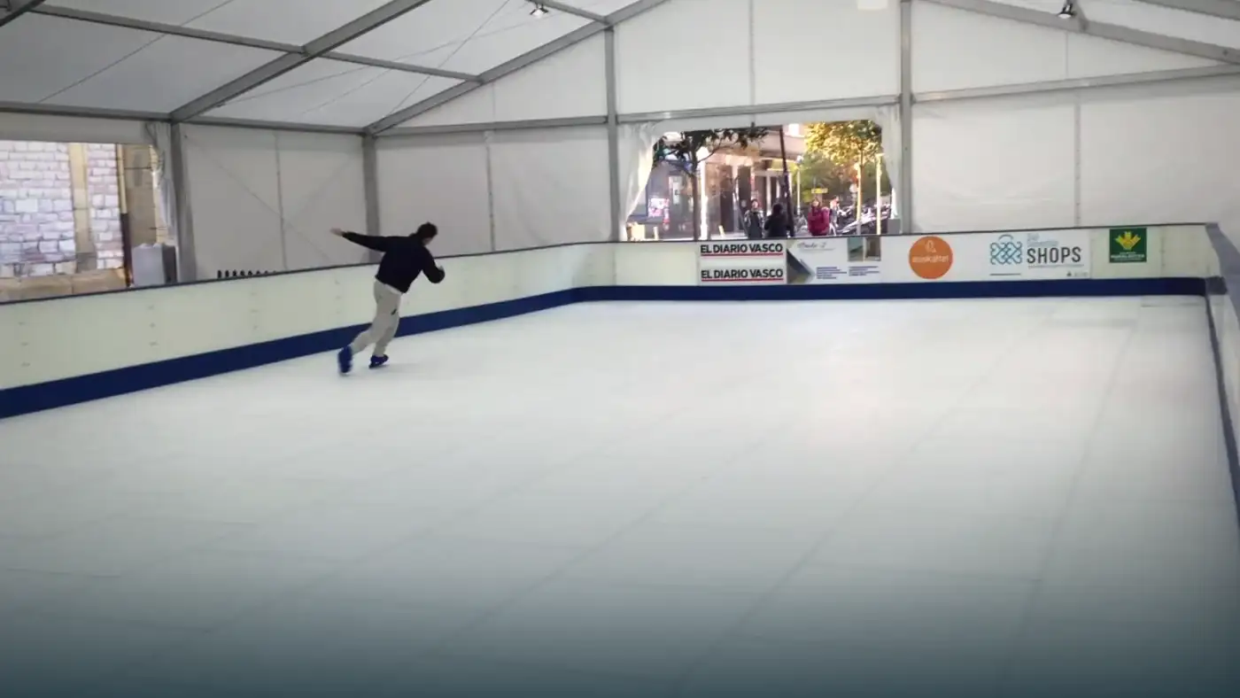 Pista de hielo sintético alquilada para un espacio comercial en temporada navideña