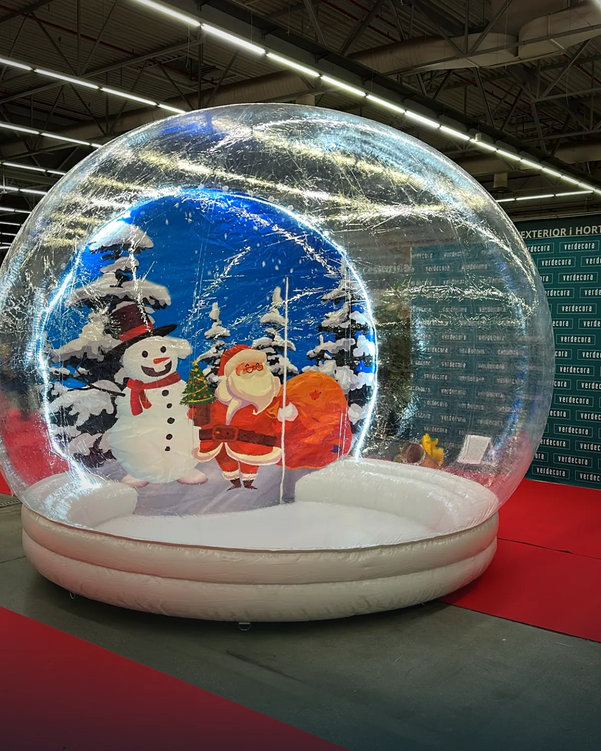 Bola de Navidad gigante como photocall junto a la pista
