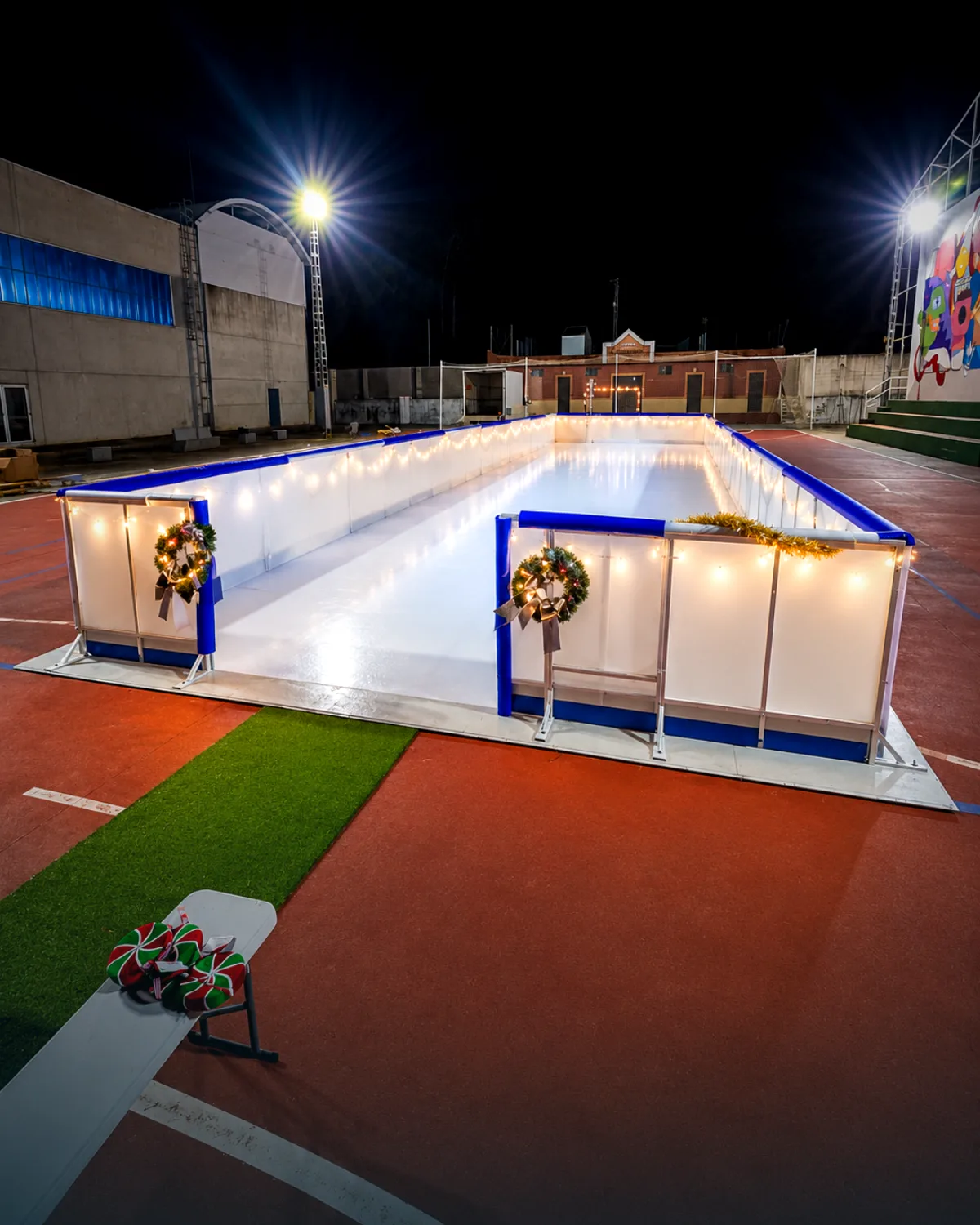 Pista de hielo contratada por un ayuntamiento, iluminada de noche