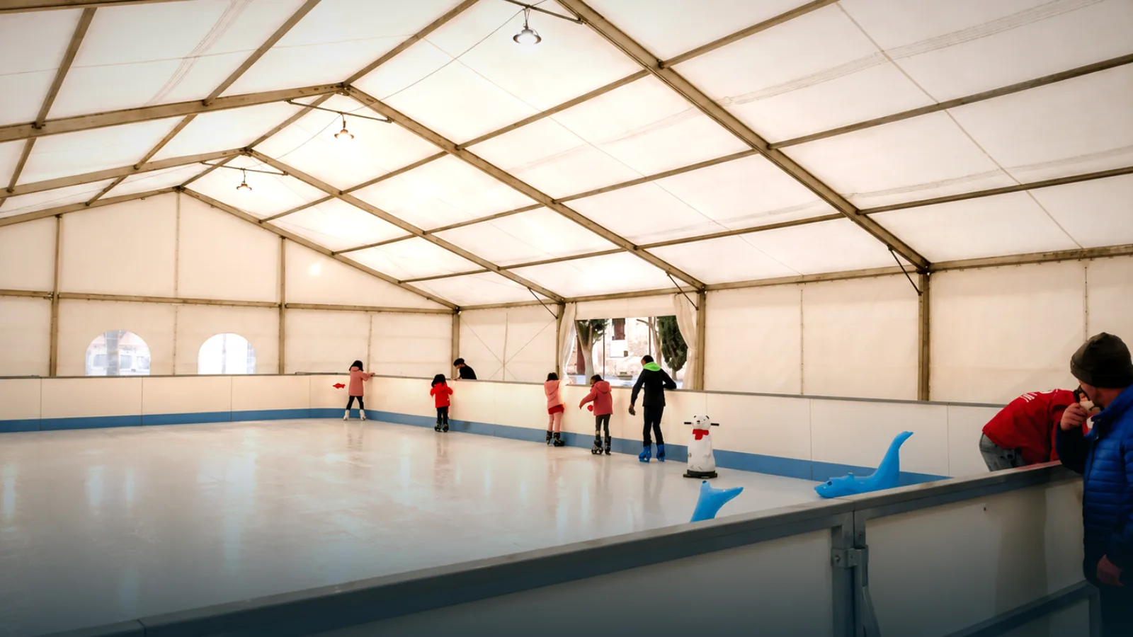 Pista de hielo sintético de 240 m² bajo carpa