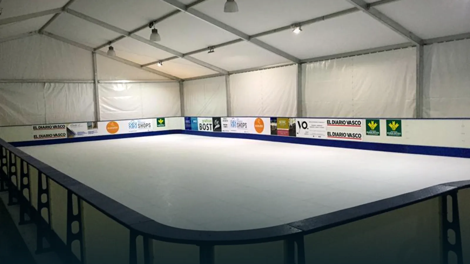 Superficie de una pista de hielo sintético vista de cerca